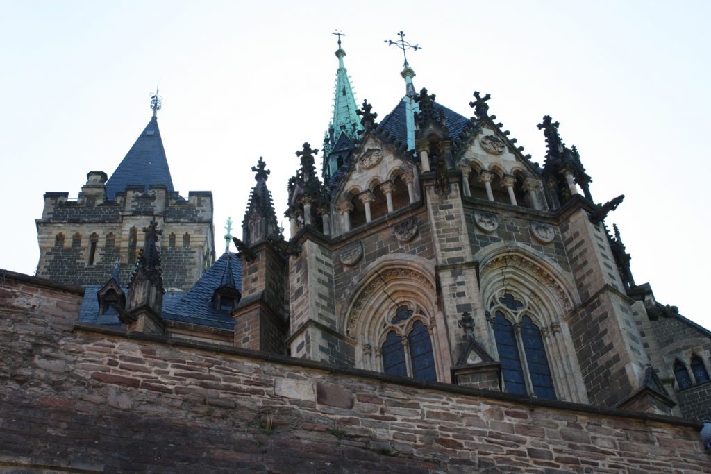 Die Schlossmauer umgibt das Schloss Wernigerode.